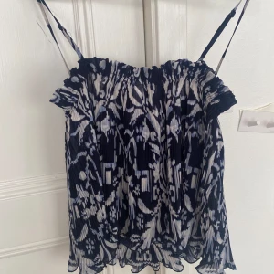 Linne från hm  - Säljer detta linne som tyvärr inte kommer till användning längre! Sparsamt använd, skriv om ni har några funderingar!😊