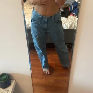 Ljusa jeans - Så himla fina jeans från Wrangler! Köpte på beyond retro för 599kr💕 W32L30💞 ascoola detaljer och perfekta nu inför hösten! Jag är 166cm