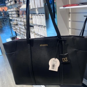 Handväska  - Jätte fin svart handväska från don Donna ❤️ jag har tagit bilderna i butik men den är helt ny och samma kvalitet som den på bilderna, väska är helt ny och har inga skador eller defekter. Säljer den för att jag vill köpa en ny kom gärna med prisförslag