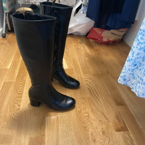 Stövlar med klack - Stövlar från Anna Field, storlek 39 som passar mig som är mitt emellan 38 och 39. Dom är väldigt sköna att gå i och skaftet är mjukt.   Skorna är inte i perfekt skick utan det finns tecken på användning vid tårna.  Köparen står för frakt