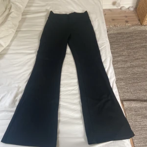 Yoga pants - Svarta yoga pants från Gina tricot i storlek 146-152 som är i princip oanvända 