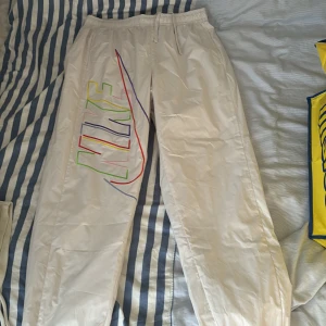 Nike byxor - Nyskick till och med prislappen är kvar.