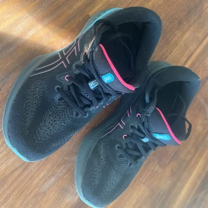 Asics löparskor - Asics gel-Gumucus 25, pure Gel dam, stl 49. Använts enbart 2 gånger.