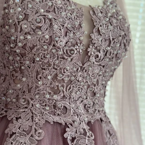 Långklänning med spets och snörning - Elegant balklänning till salu !   Säljer denna otroliga klänningen som är i perfekt skick . Klänningen är köpt i Turkiet och endast använd en gång samt professionellt kemtvättad.   Den är både bekväm och smickrande, perfekt för baler , bröllop eller andra formella event .  Klänningen är i storlek 40/42 ( går att justera knytningen vid ryggen) .   Pris 2700 kr men priset går att diskutera .  Kan mötas upp i Götene , Lidköping och skara annars står köparen för frakten 🫶🏼  Hör av er !! 