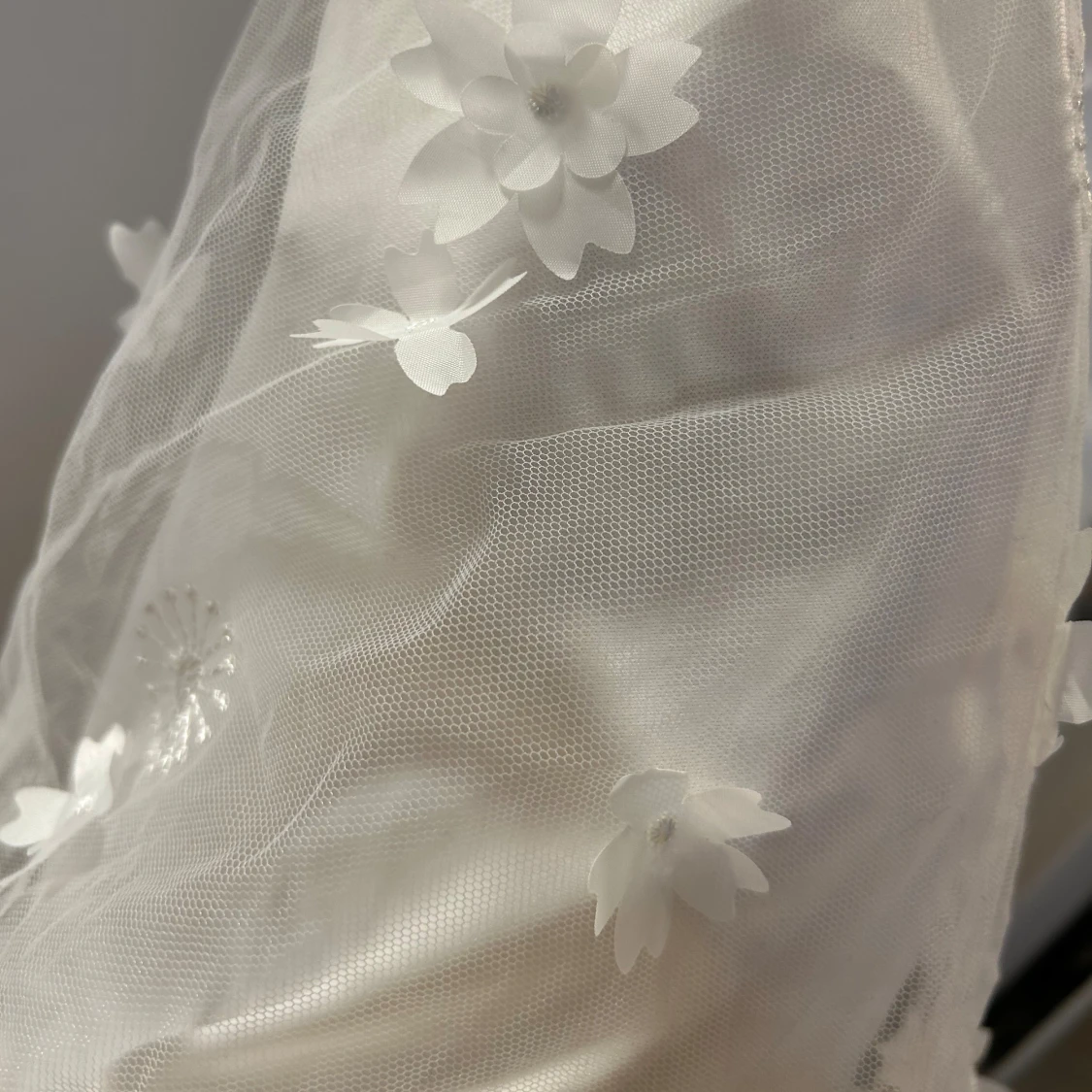 Vit blommig klänning med spetsdetaljer - 91