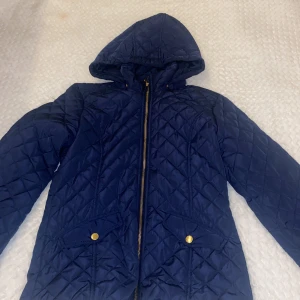 Marinblå jacka  - Bra skick marinblå jacka med luva och fickor från Lindex 