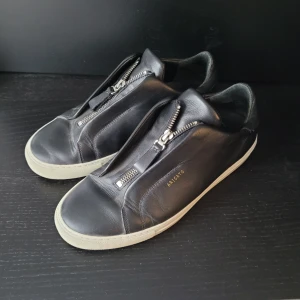 Axel Arigato  - Helt felfria arigatos. Skorna tillverkas inte längre så dom är hyfsat sällsynta. Kom gärna med prisförslag