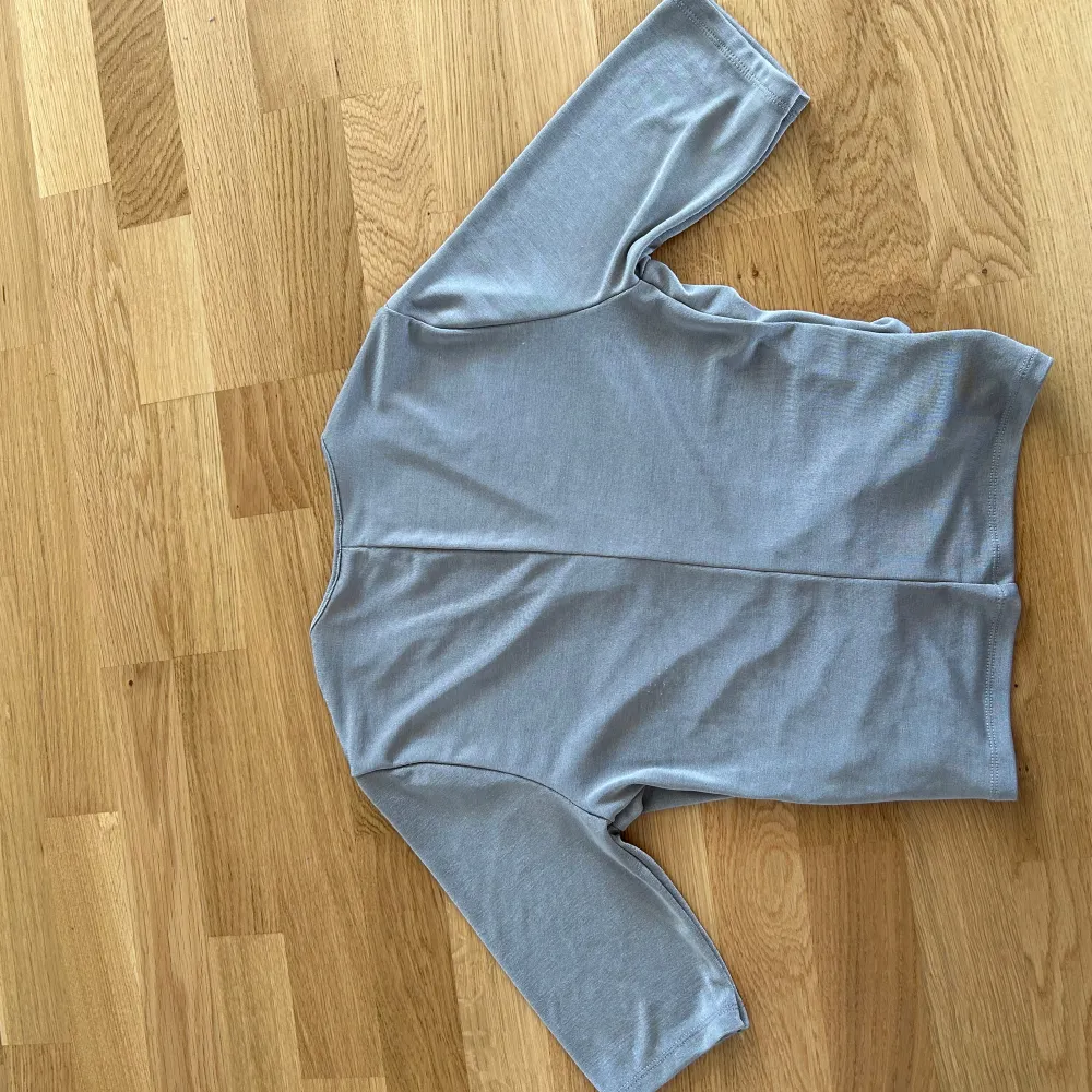 Väldigt fin topp som tyvärr inte kommer till användning längre. Passar bra till egentligen alla tillfällen då den är enkel att styla🪩 som bild visar, några få noppor på baksidan. . Yläosat.