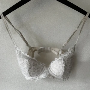 Bh - Bh från h&m använd några gånger men säljer för att den har blivit för liten Minns ej vad jag köpte den för så säljer endast för 100kr