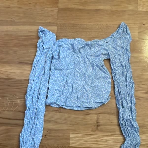 Blåblommig magtröja med ärmar - En blåblommig magtröja med ärmar