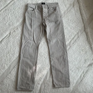 Neuw Jeans - Säljer ett par snygga gråa jeans från Neuw i modellen Straight. De är i storlek 32-32 och har aldrig användts!