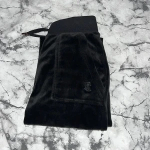 Juicy couture - Säljer återigen ett par svarta juicy couture byxor i nyskick för 600kr! (Pris kan diskuteras) dessa bilder är tagna från min tidigare annons men vill ni ha nya bilder på byxorna hör gärna av er privat💖