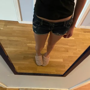 lågmidjade hollister shorts - Sååå fina lågmidjade jeansshorts från hollister💋köpta för några veckor sedan, aldrig använda! waist: 27