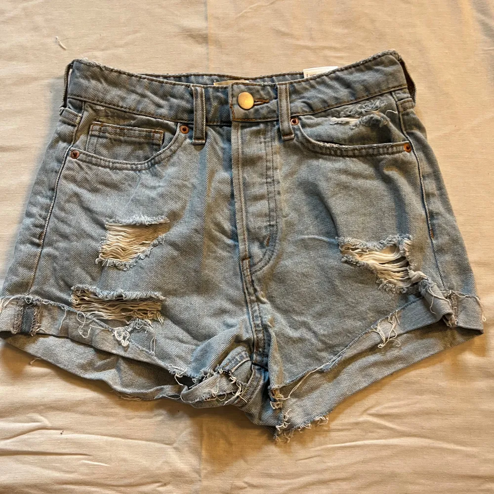 Jättesnygga jeansshorts från H&M, aldrig använda!. Shorts.