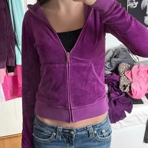 Lila juicy couture zip-up - Jätte cool lila juicy zip-up med detaljer och diamanter på baksidan. Den är köpt på vinted men knappt använd av mig och i bra skick. Skriv om du undrar något💗