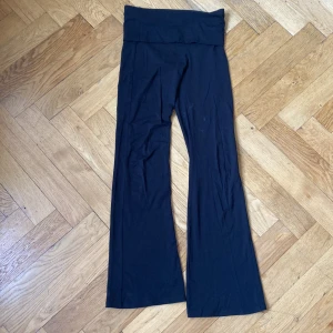 Yoga pants - Dessa yoga pantsen är i storlek 158-164, jag säljer dessa yoga pantsen eftersom att jag har väldigt många par yoga pants! Dessa fungerar både som en pyjamas och även som byxor att ha på sig på vardagen. Kontakta mig här på plick om ni är intresserade