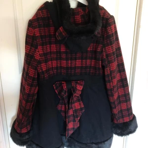 Lolita kappa - Gulligaste lolitakappan med avtagbara öron! Storlek S, köpt på bluefox för väldigt länge sen. Den sista knappen saknas men det syns knappt. Säljer den extra billigt fram till vintern🩷