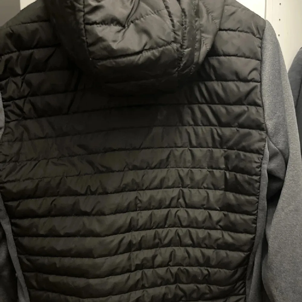 Jack & Jones jacka  Köpt för 599kr Storlek S Skick 8/10. Jackor.