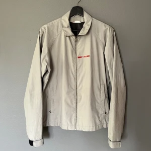 Prada Challange 2003 - Gore-tex vintage jacka från Prada. Väldigt bra skick, passar som en liten medium. DM för frågor eller fler bilder!