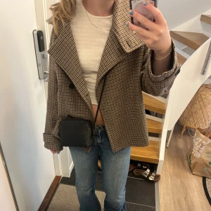 Arket kappa - Säljer min fina arket kappa. Köpt här på plick. Storlek 36 men tycker den är mer som 38/40. Den är i fint skick utöver att den har hål i fickorna (var så från förra ägaren), går troligtvis att sy ihop om man vill (2 sista bilderna). 😁