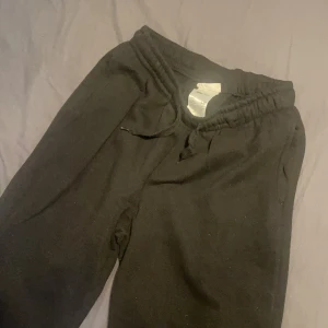 Gina tricot mjukisbyxor - De populära basic mjukisbyxor från Gina tricot i storlek S , använda endast en gång så i nyskick , byxorna säljs för 189 kronor