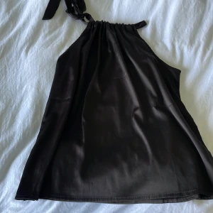 Fest topp - Super fin topp som man knyter runt halsen i storlek s, super fin och bra till allt