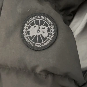 Canada goose vest  - Tjena! Detta är en canada goose black edition med ny värde på 8000 kr, säljer denna för 5000kr men kan diskutera med priset. Anledning till varför jag säljer den är pågrund av att den har inte kommit till användning. Skicket är som ny!
