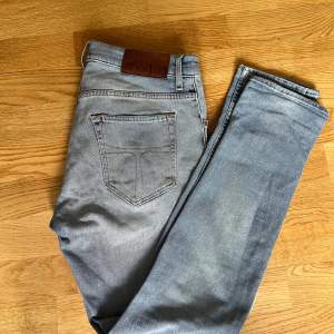 Säljer ett par tiger of sweden jeans, i modell “pistollero” Det är ett par slitna jeans med riktift najs passform. 