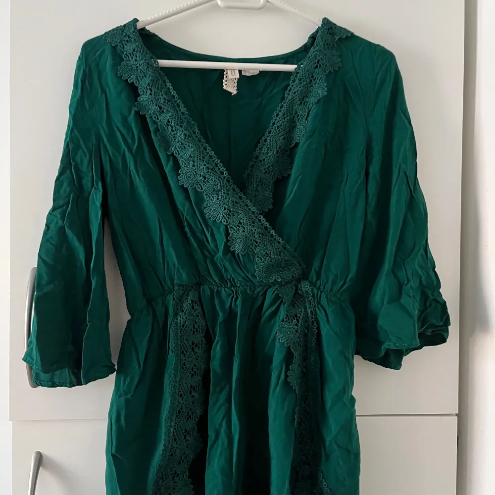 emerald grön playsuit från hm. Storlek 36. Klänningar.