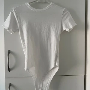 T-shirt body  - Vit t-shirt body från primark Storlek xs 