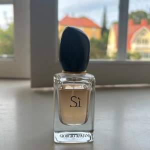 Säljer denna parfym från Giorgio Armani i doften Sì då den tyvärr inte kommer till användning. Köptes för ett par månader sedan och knappt använts. Köpt för 700kr, säljer för 200kr. I 30 mililiter.