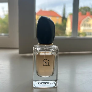 Armani sì parfym - Säljer denna parfym från Giorgio Armani i doften Sì då den tyvärr inte kommer till användning. Köptes för ett par månader sedan och knappt använts. Köpt för 700kr, säljer för 200kr. I 30 mililiter.