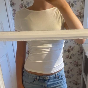 Öppen rygg tröja - Från Lager 157 med jättefin rosett man kan knyta där bak!! Ångrade mig dock efter köpet då jag gärna vill ha bh under toppen