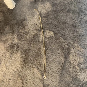 Halsband  - Jättefint guldigt halsband med en berlock med stenar och ett hål som formar stjärnteckenet skytte!! Halsbandet har tappat färgen på en del som jag visade i bilderna. Jag säljer halsbandet för att jag använder mest silver!!🙌🏼