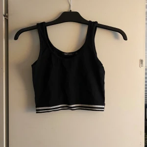 Svart linne - Svart kort basic linne. Säljer pga använder inte🫶🏻