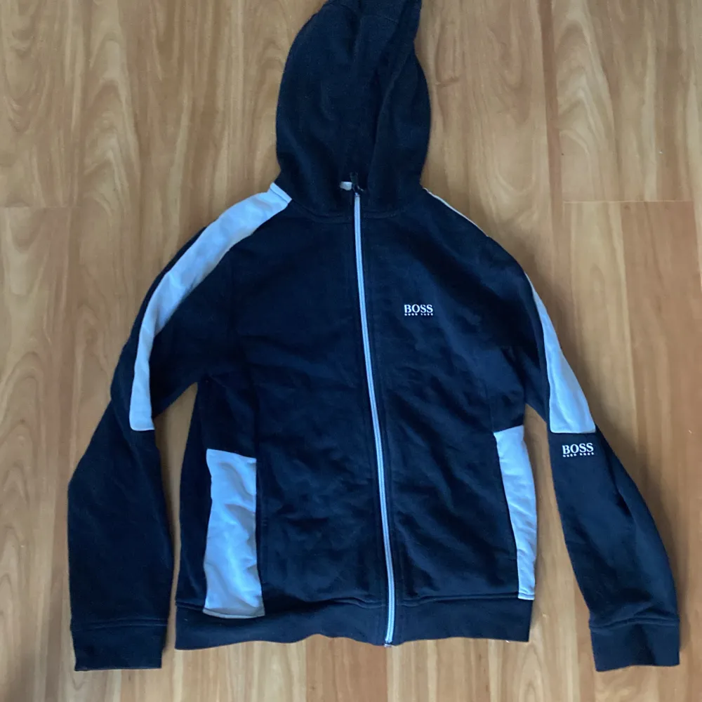 Säljer min Hugo boss zip eftersom den inte passar längre den är i ganska bra skick inga defekter alls. Den är storlek 12 xs, köpt på kidsbrandstore för 1100kr. Hoodies.