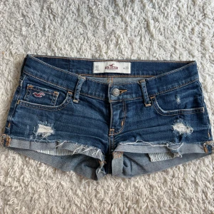 Lågmidjade hollister jeansshorts  - Världens snyggaste och super lågmidjade jeansshorts. Storlek w23 enligt lapp men passar mig med xs. Skulle säga storleken är xxs-xs. Midjemått:35x2 stretch till 37 Köp sker via köp nu, jag postar inom 24h. Kvar tills markerad såld 