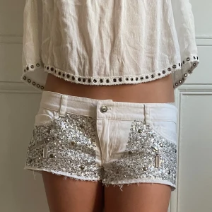 Shorts  - Coola shorts från Hunkydory med paljetter! Midjemått: 85cm  Några fläckar runt midjan, har ej testat tvätta, köpta secondhand. Har själv ej använd då de är lite stora:)