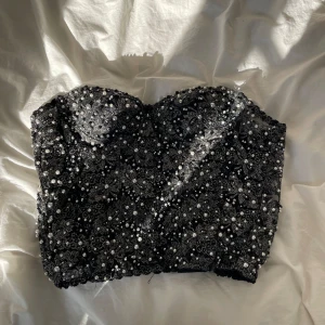 Cool topp - En jätte cool korset topp med fina silvriga detaljer😍inte använd mer än 2 gg 
