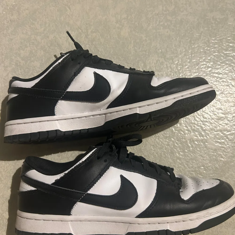 Nike dunk low panda i condition 8/10 i storlek EU 42. Skor.