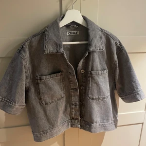 Kortärmad jeansjacka  - Sååå snygg jeansjacka från only som även går att använda som topp!! Helt nytt skick och aldrig använd💗Köpt för ca 600 kr