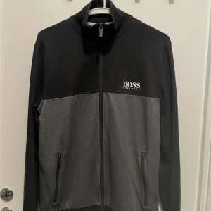 Hugo boss kofta  - Säljer en jätte fin Hugo boss kofta som är äkta, inga defekter eller tecken på användning!