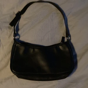 Väska - Svart väska 🖤fin cool snygg😎 Bra skick 👍❤️ Kontakta om du är intresserad av väskan❤️❤️❤️