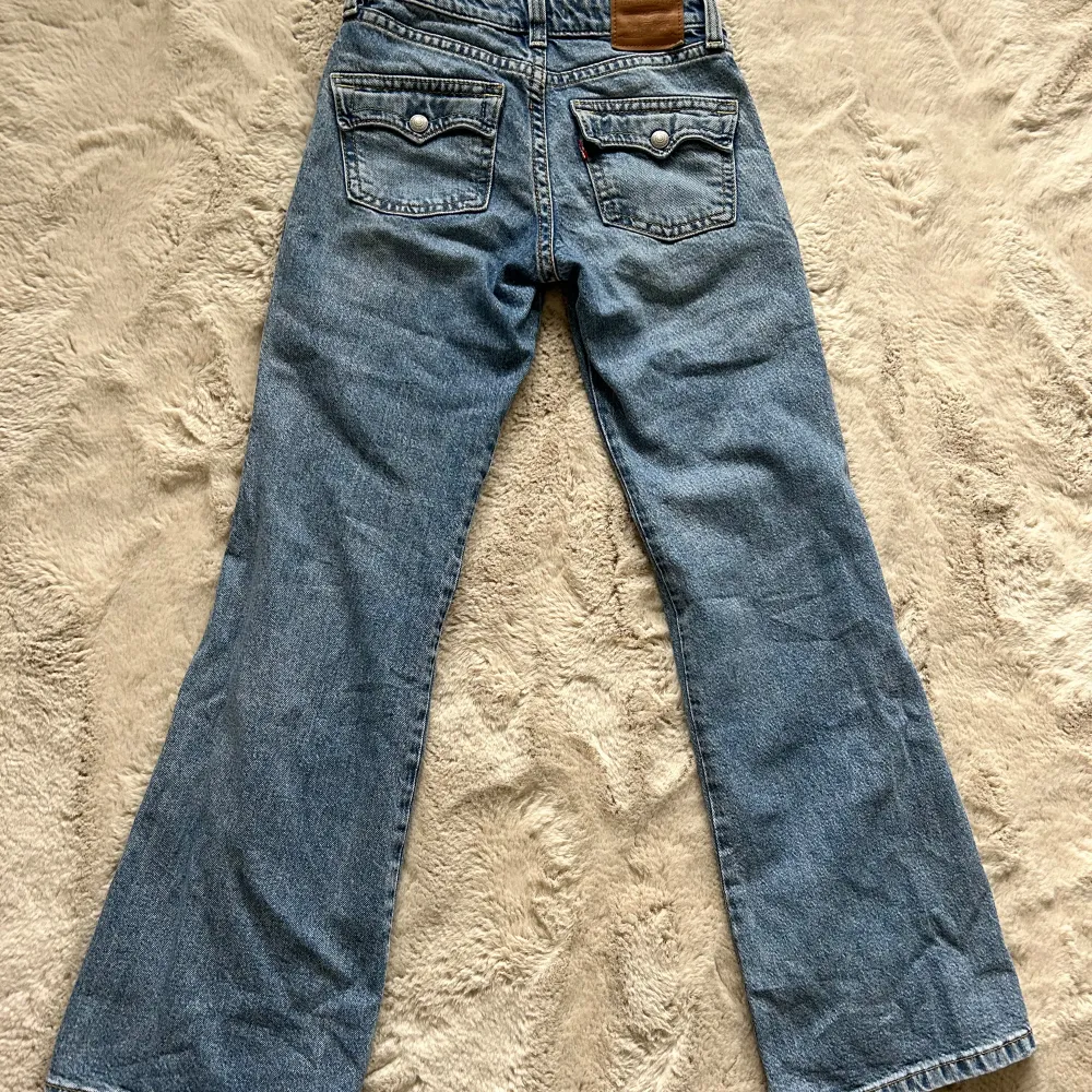 Så snygga Levis jeans i nyskick! Köpta för 1200kr . Jeans & Byxor.