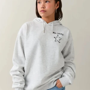 MA CHÉRIE hoodie - MA CHÉRIE hoodie ifrån gina tricot i ett mycket bra skick🍒💋🩷 storlek 146/152 men sitter som en xs ungefär