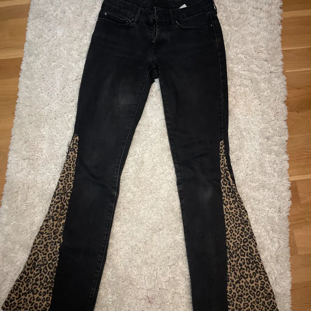 Säljer dessa jeans jag syrr om själv med kil med leopardmönster! As snygga! Är inte 100%säker på att dessa ska säljas så det beror på era prisförslag! Tveka inte på att höra av er! Dom ser fläckiga ut på bilderna men är ej det! Läs min bio i profilen. Jeans & Byxor.