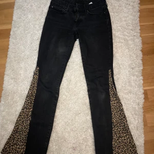Leopard jeans! - Säljer dessa jeans jag syrr om själv med kil med leopardmönster! As snygga! Är inte 100%säker på att dessa ska säljas så det beror på era prisförslag! Tveka inte på att höra av er! Dom ser fläckiga ut på bilderna men är ej det! Läs min bio i profilen