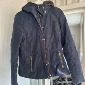 Jacka H&M - Storlek 38, Luva man kan gömma i nacken. Dragkedja och knappar 