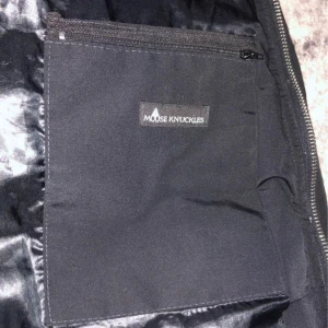 Moose knuckles jacka i strlk M - Moose knuckles jacka i strlk M !sann storlek inte falskt.. passar både även M och S Jätte skön och helt ny skick  Om du som kollar nu vill ha den eller är intresserad kontakta mig du får välja ett pris😘