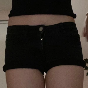 Svarta jeansshorts från H&M - Säljer ett par svarta jeansshorts från H&M. De är lågmidjade och har en dragkedja och knapp framtill. Perfekta för sommaren och passar till allt! 🖤 Pris kan diskuteras kontakta gärna om frågor eller fler bilder!💗💗